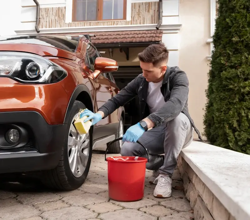 Lavage auto à domicile Sant'Andréa-di-Cotone : professionnel intervenant sur un véhicule